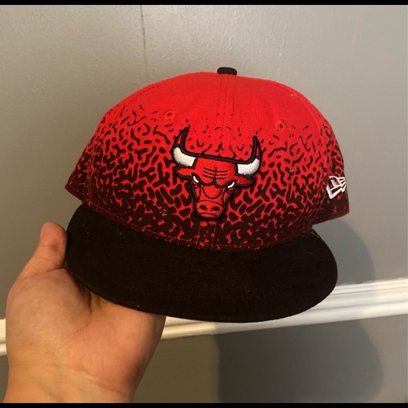 SnapBack bulls hat - Picture 2 of 6
